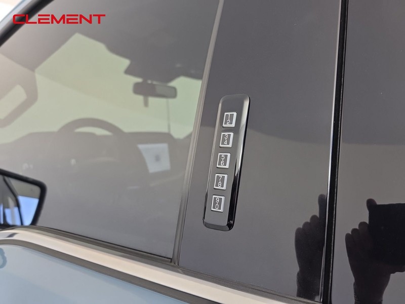 Ford F-150 Vehicle Full-screen Gallery Image 9