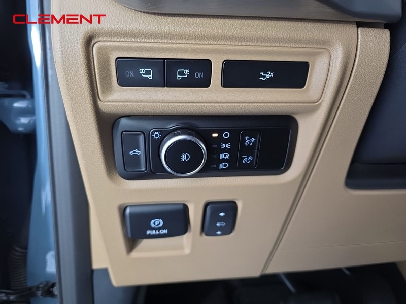 Ford F-150 Vehicle Full-screen Gallery Image 12