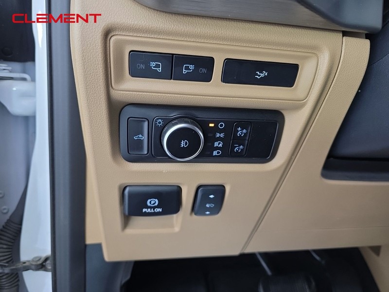 Ford F-150 Vehicle Full-screen Gallery Image 11