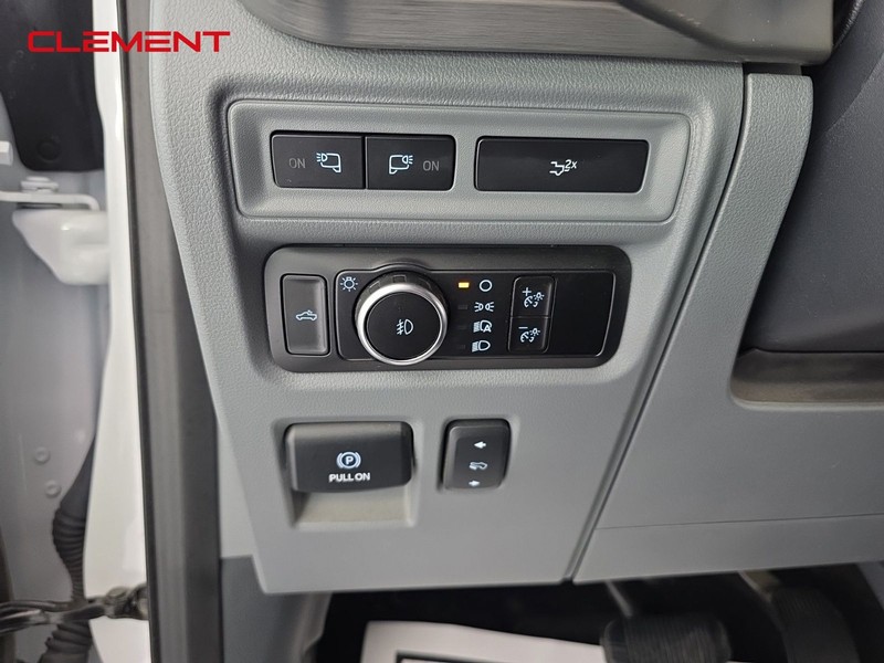 Ford F-150 Vehicle Full-screen Gallery Image 12