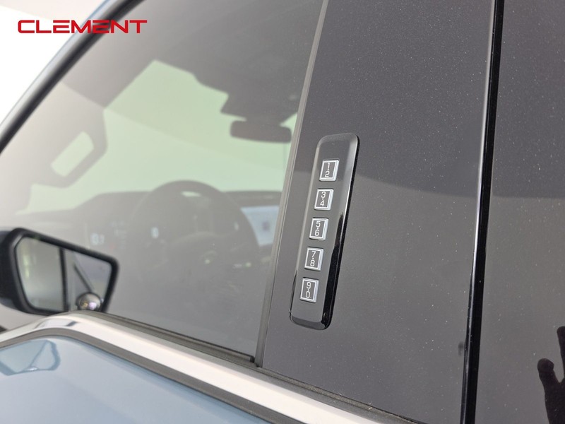 Ford F-150 Vehicle Full-screen Gallery Image 9