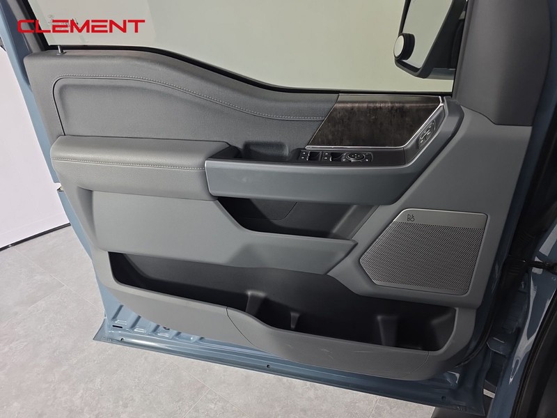 Ford F-150 Vehicle Full-screen Gallery Image 23