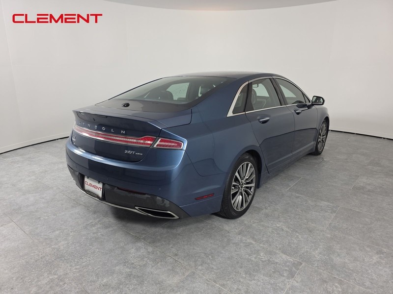 Lincoln MKZ Vehicle Full-screen Gallery Image 6