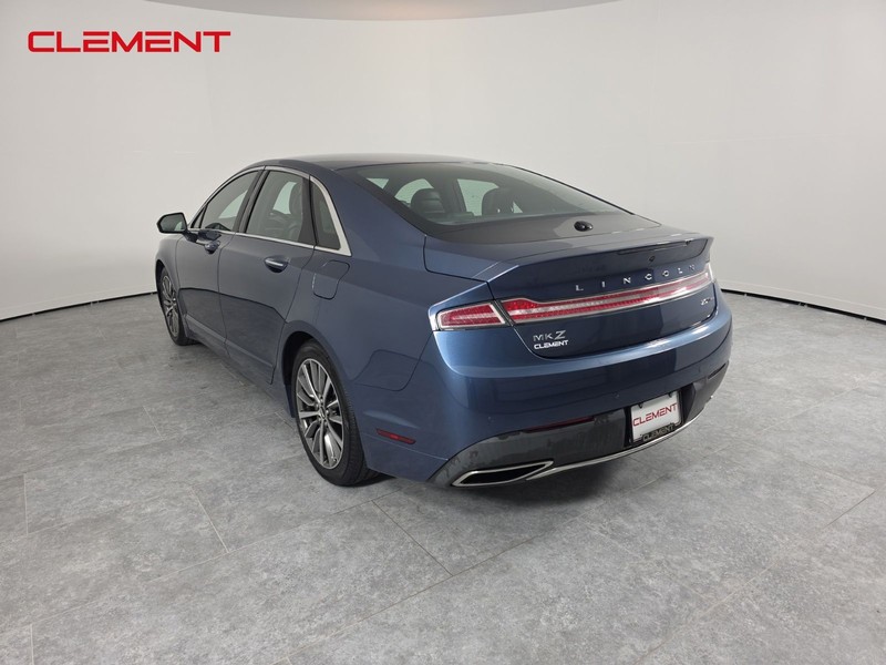 Lincoln MKZ Vehicle Full-screen Gallery Image 8