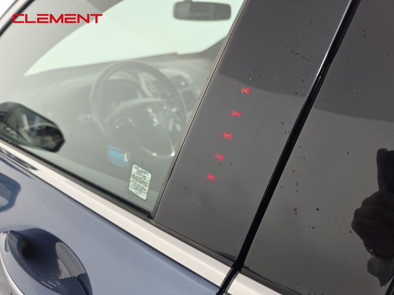 Lincoln MKZ Vehicle Full-screen Gallery Image 9