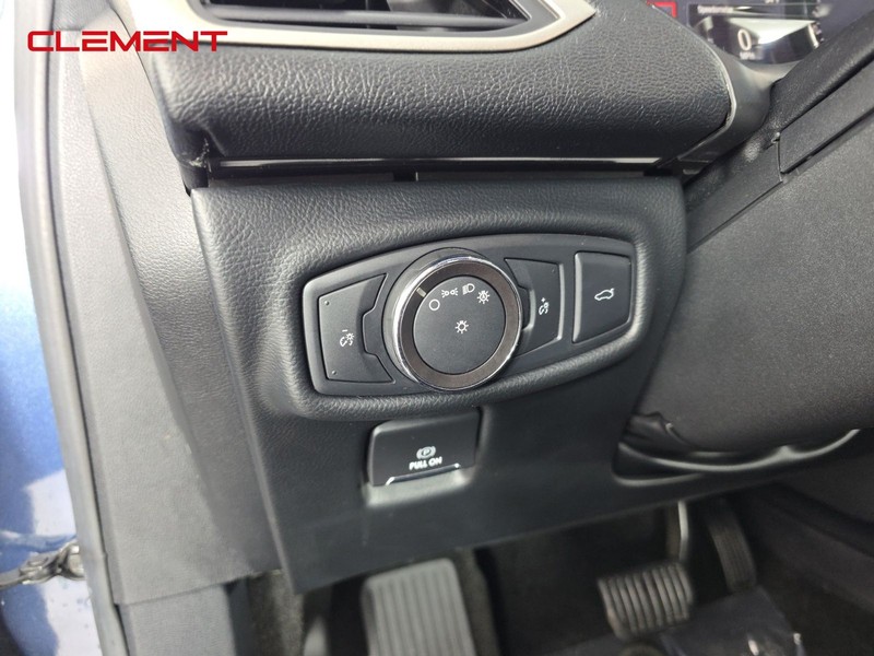 Lincoln MKZ Vehicle Full-screen Gallery Image 12