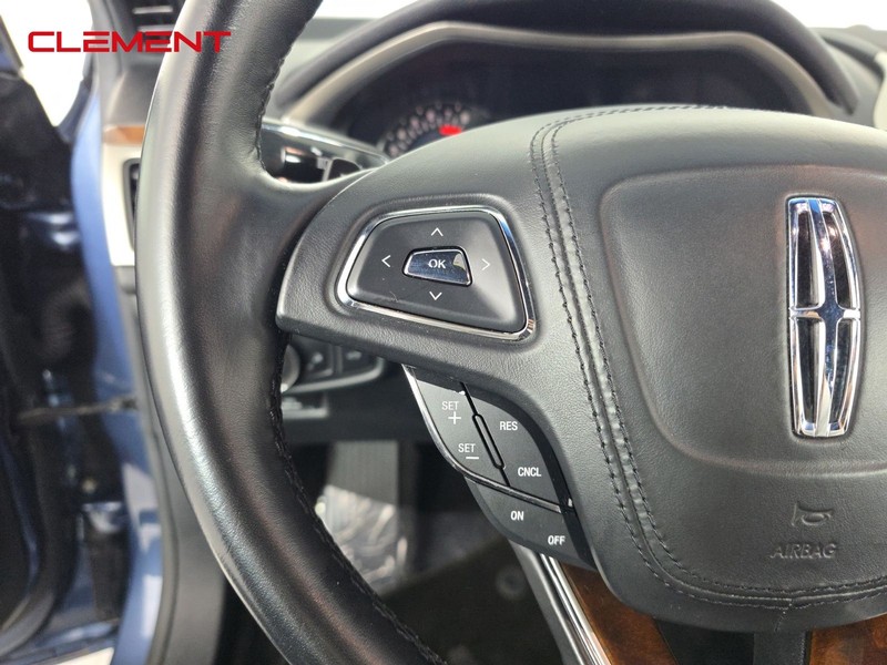 Lincoln MKZ Vehicle Full-screen Gallery Image 14