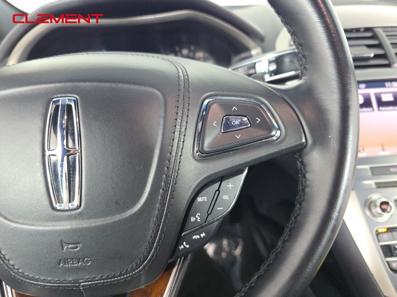 Lincoln MKZ Vehicle Full-screen Gallery Image 15