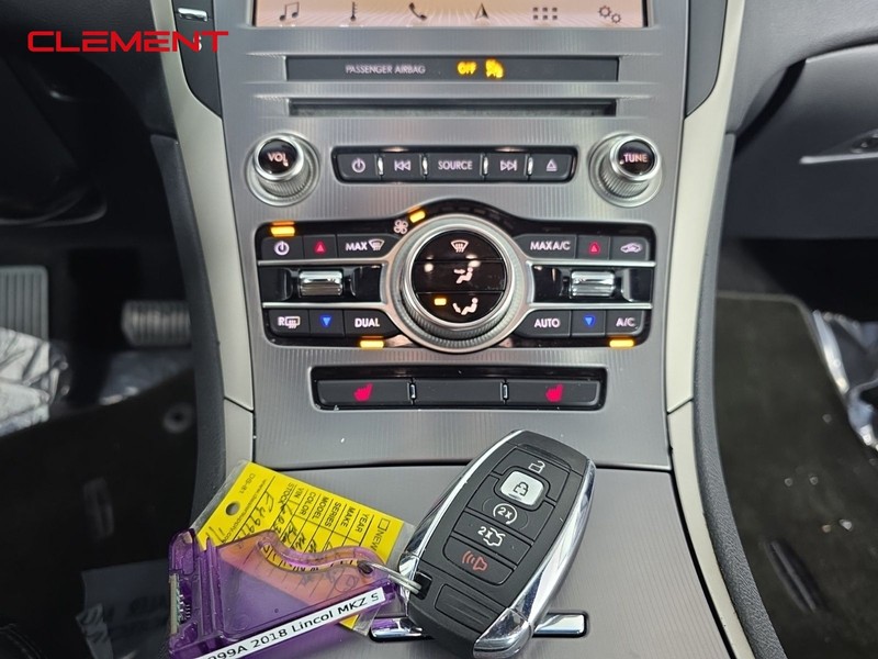 Lincoln MKZ Vehicle Full-screen Gallery Image 19