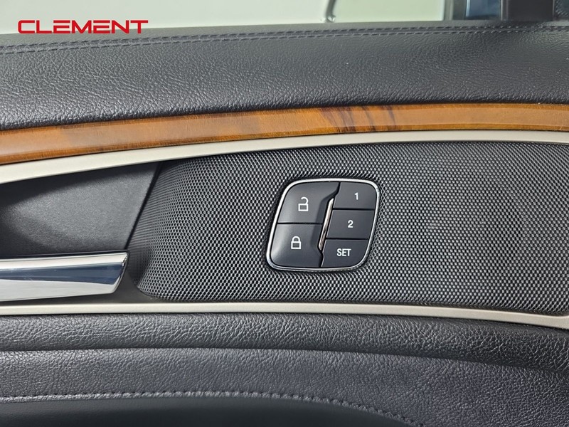 Lincoln MKZ Vehicle Full-screen Gallery Image 21