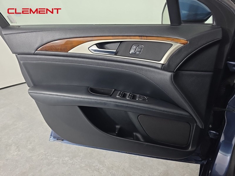 Lincoln MKZ Vehicle Full-screen Gallery Image 23