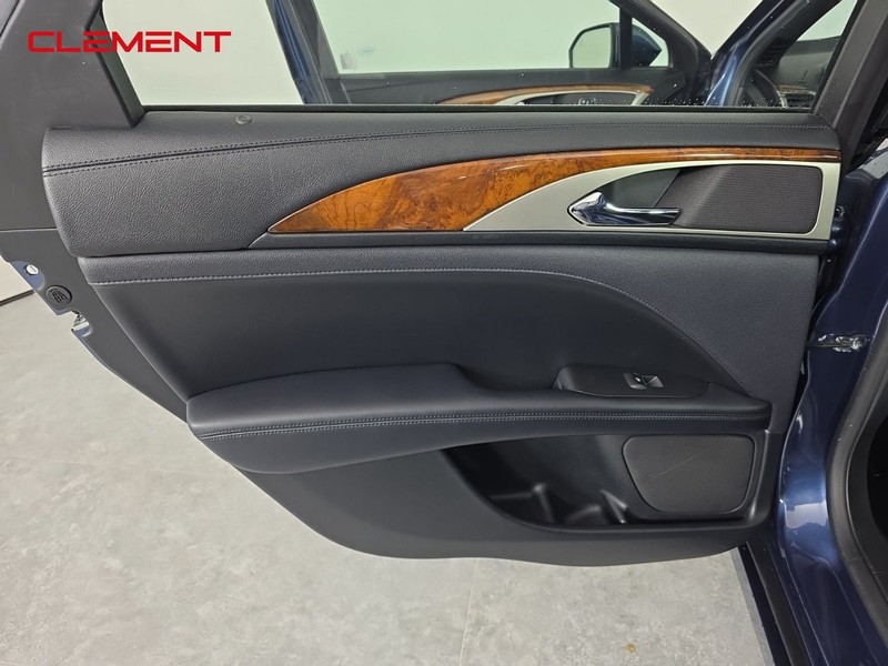 Lincoln MKZ Vehicle Full-screen Gallery Image 26