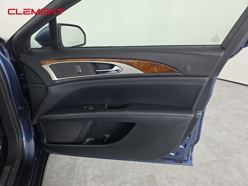 Lincoln MKZ Vehicle Full-screen Gallery Image 31