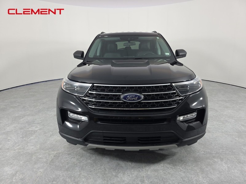 Ford Explorer Vehicle Full-screen Gallery Image 2