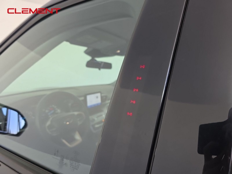 Ford Explorer Vehicle Full-screen Gallery Image 6