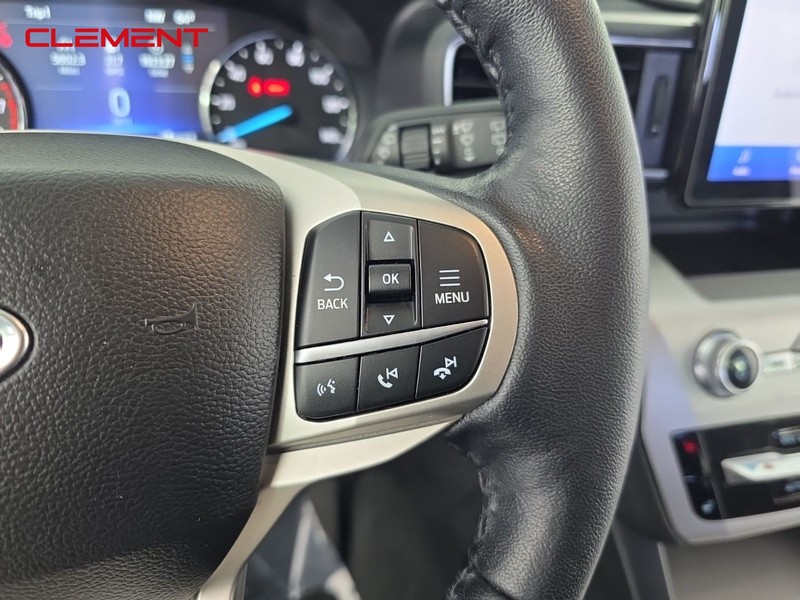 Ford Explorer Vehicle Full-screen Gallery Image 11