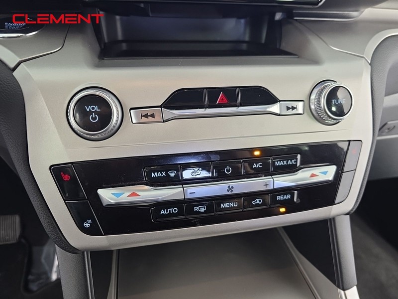 Ford Explorer Vehicle Full-screen Gallery Image 17