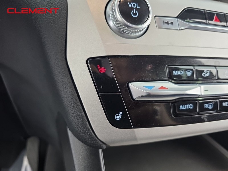 Ford Explorer Vehicle Full-screen Gallery Image 18