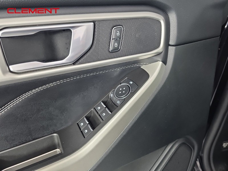 Ford Explorer Vehicle Full-screen Gallery Image 21