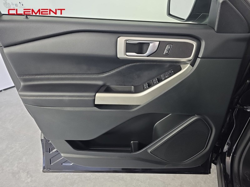 Ford Explorer Vehicle Full-screen Gallery Image 22