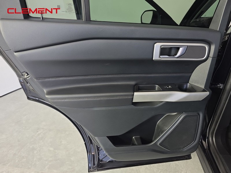 Ford Explorer Vehicle Full-screen Gallery Image 25