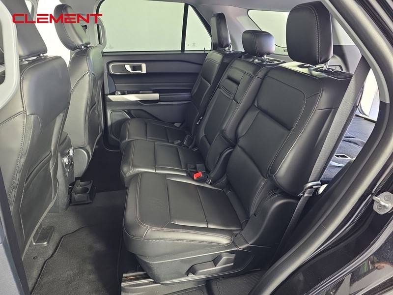 Ford Explorer Vehicle Full-screen Gallery Image 26