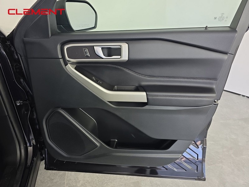 Ford Explorer Vehicle Full-screen Gallery Image 30