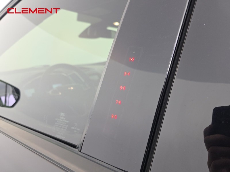 Ford Edge Vehicle Full-screen Gallery Image 9