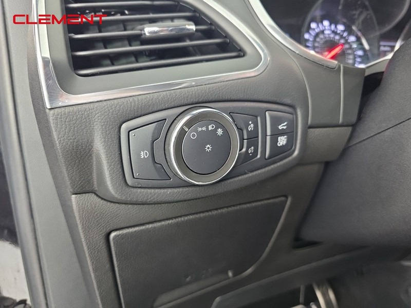 Ford Edge Vehicle Full-screen Gallery Image 12