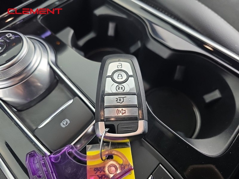 Ford Edge Vehicle Full-screen Gallery Image 23