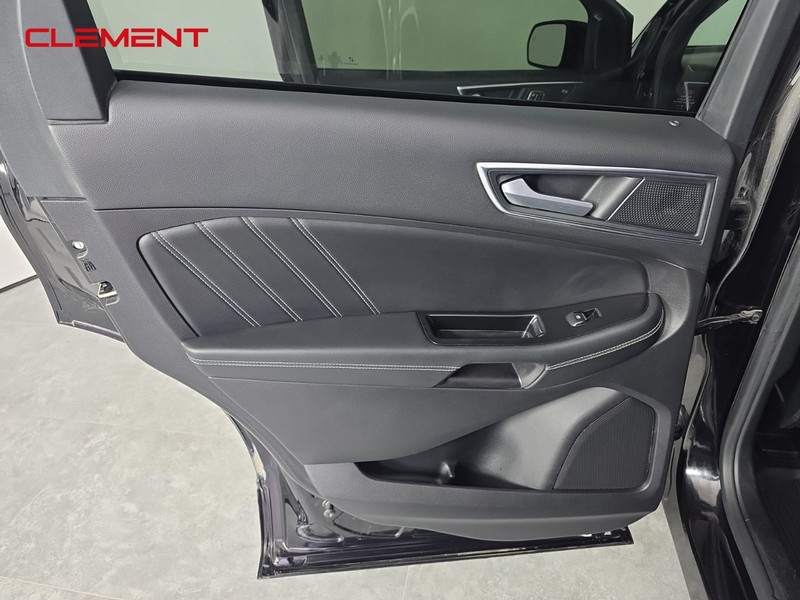 Ford Edge Vehicle Full-screen Gallery Image 29