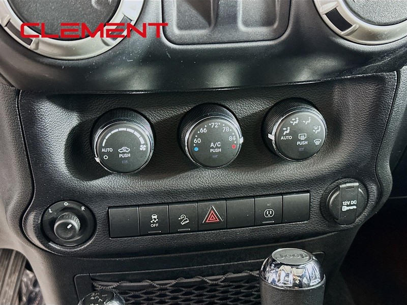 Jeep Wrangler JK Vehicle Full-screen Gallery Image 15