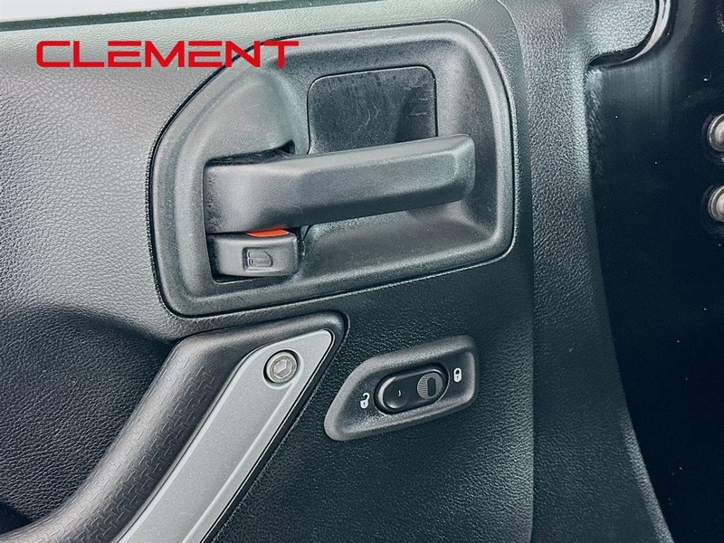 Jeep Wrangler JK Vehicle Full-screen Gallery Image 18