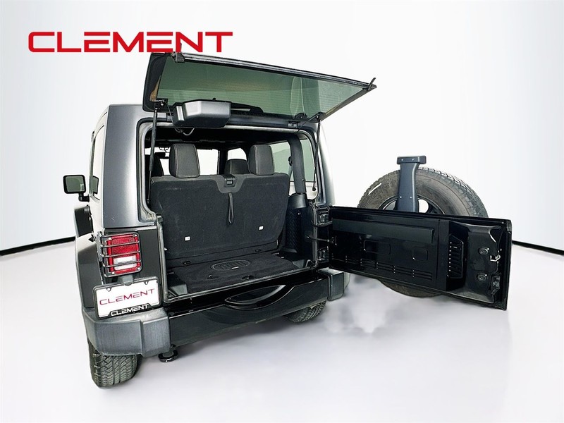 Jeep Wrangler JK Vehicle Full-screen Gallery Image 24