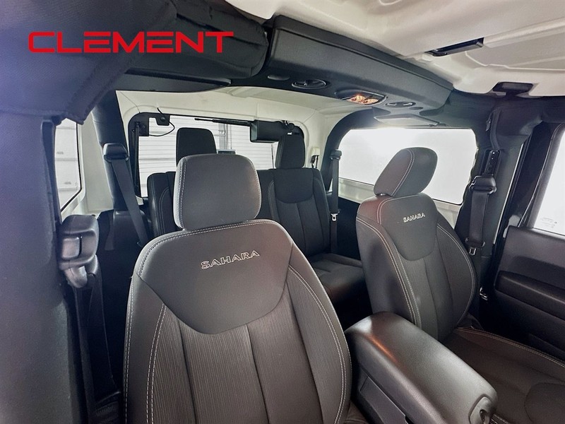 Jeep Wrangler JK Vehicle Full-screen Gallery Image 26