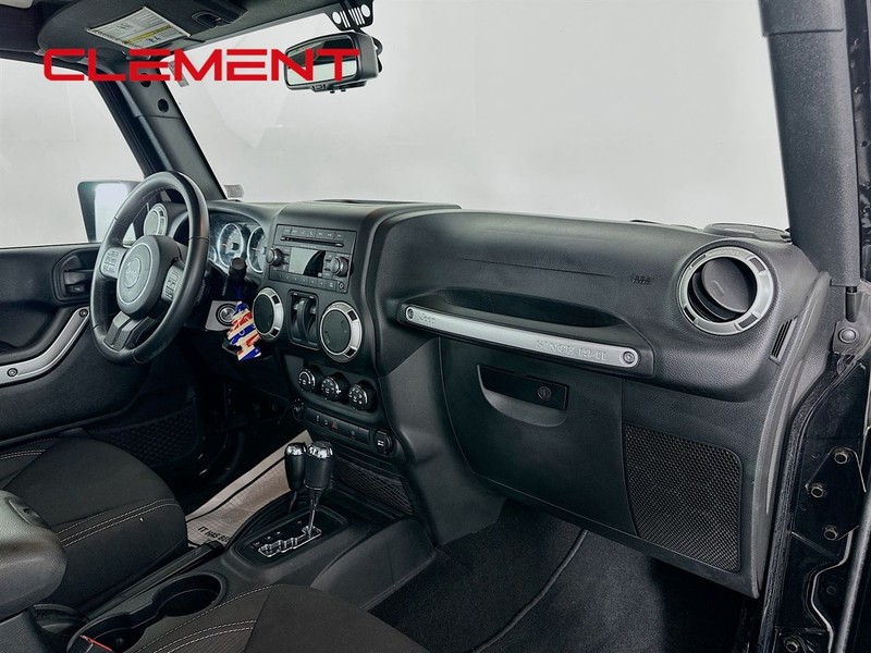 Jeep Wrangler JK Vehicle Full-screen Gallery Image 28