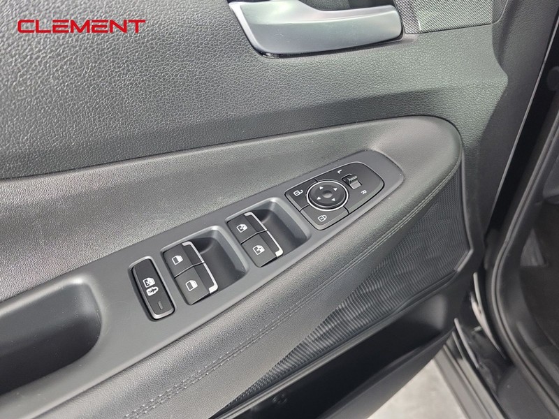 Hyundai Santa Fe Vehicle Full-screen Gallery Image 20