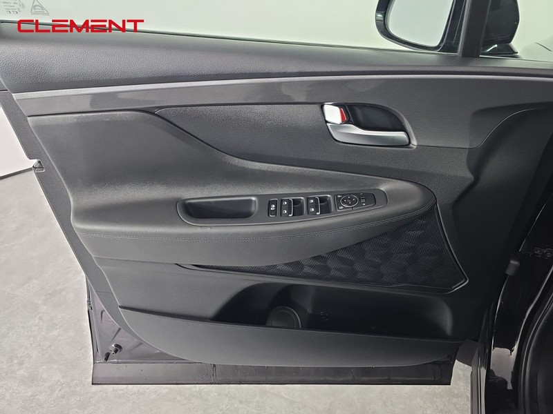 Hyundai Santa Fe Vehicle Full-screen Gallery Image 21