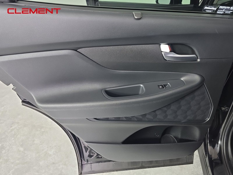 Hyundai Santa Fe Vehicle Full-screen Gallery Image 24