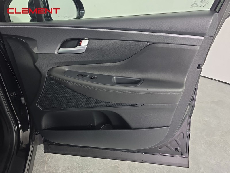 Hyundai Santa Fe Vehicle Full-screen Gallery Image 29