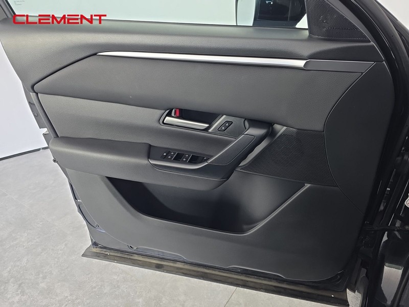 Mazda CX-50 Vehicle Full-screen Gallery Image 21