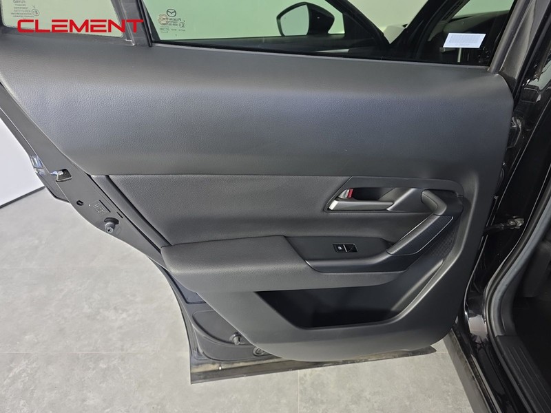 Mazda CX-50 Vehicle Full-screen Gallery Image 24