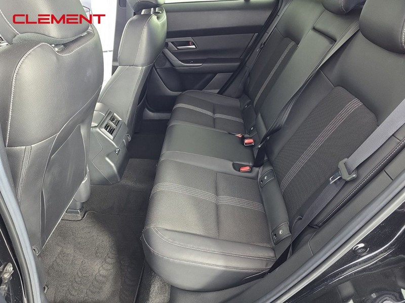 Mazda CX-50 Vehicle Full-screen Gallery Image 25