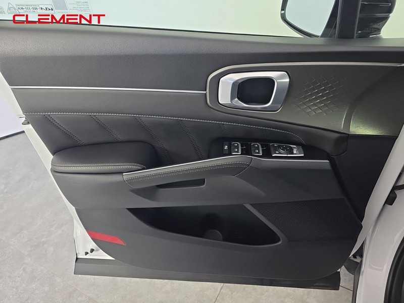 Kia Sorento Vehicle Full-screen Gallery Image 24