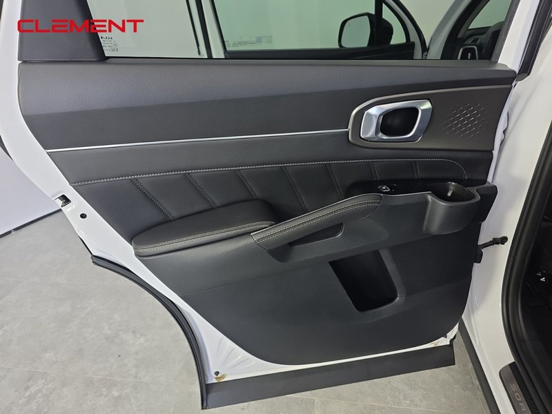 Kia Sorento Vehicle Full-screen Gallery Image 27