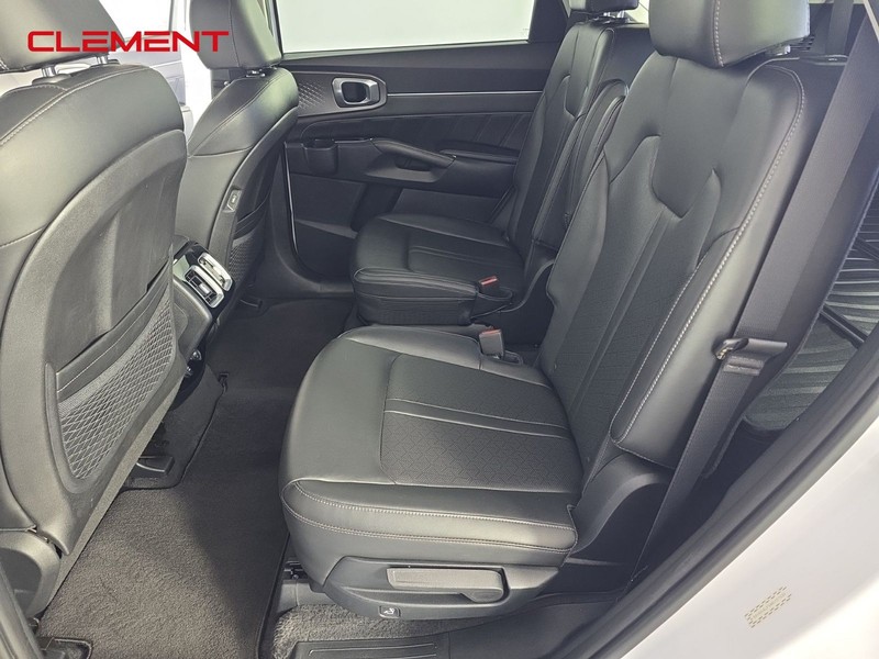 Kia Sorento Vehicle Full-screen Gallery Image 28