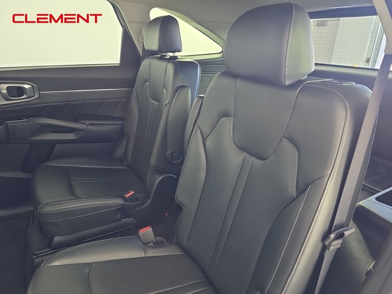 Kia Sorento Vehicle Full-screen Gallery Image 29