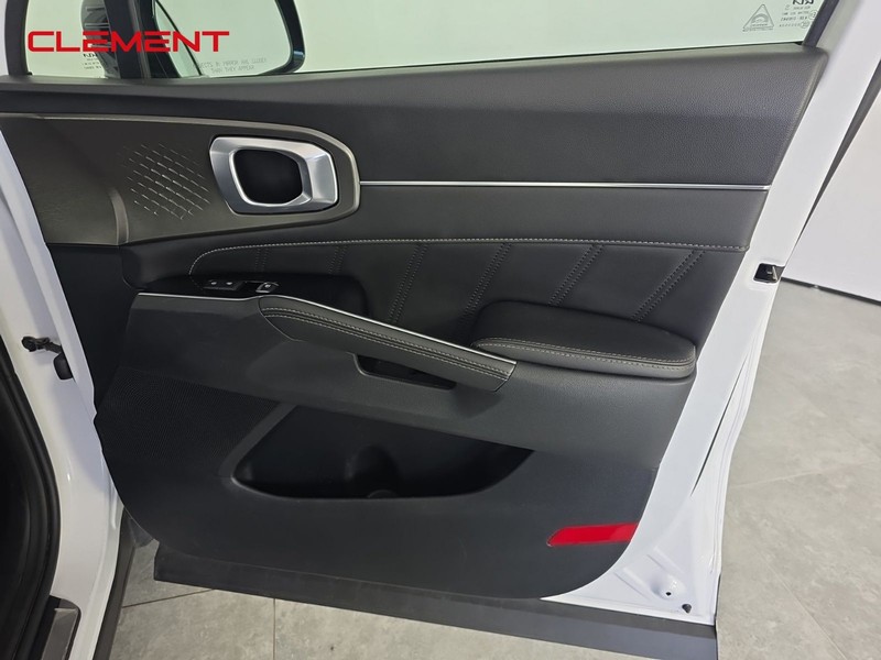 Kia Sorento Vehicle Full-screen Gallery Image 32