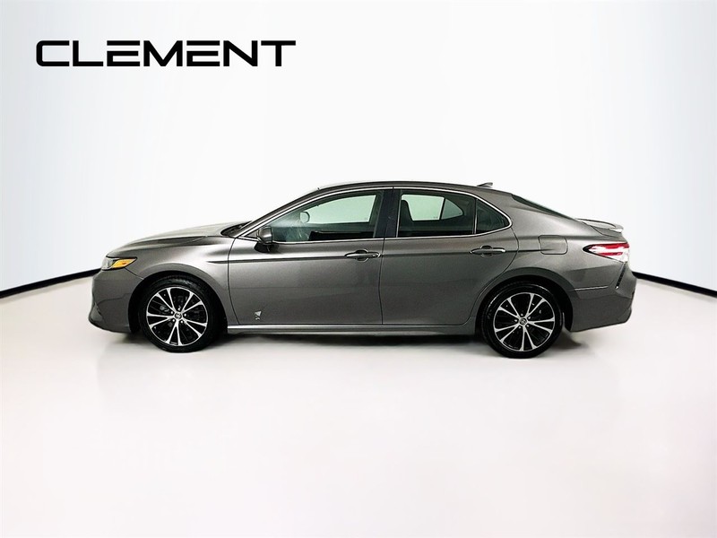 Toyota Camry Vehicle Full-screen Gallery Image 4