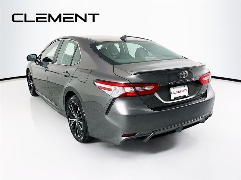 Toyota Camry Vehicle Full-screen Gallery Image 8